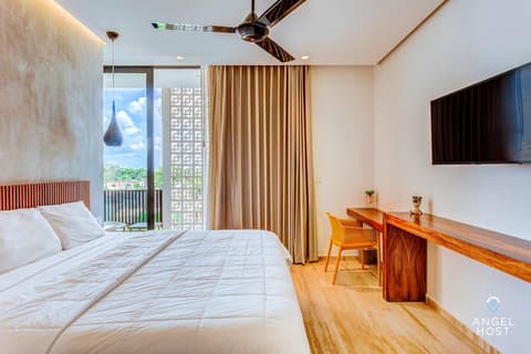 Chic Condotel with Roof Pool 10-Min Walk to Beach, 