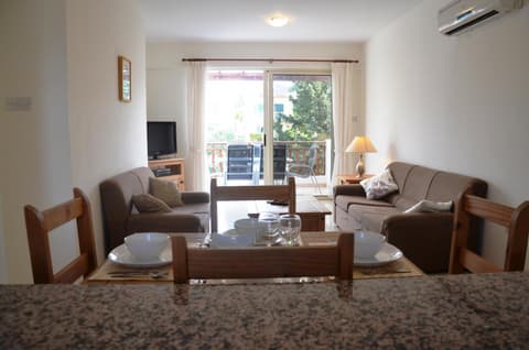 Top floor, 2 bedroom apartment Vanessa D204, WIFI, village view, 