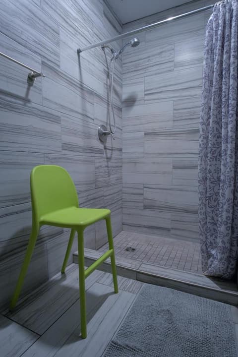 Lucky D's Youth and Traveler's Hostel, 