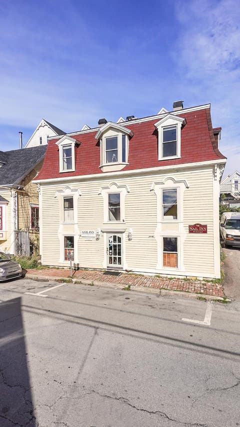 Sail Inn Lunenburg, 