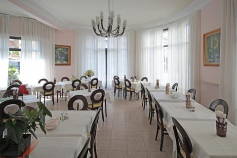 Hotel Mignon 50 MT DALLA SPIAGGIA E DALL'ISOLA PEDONALE, 