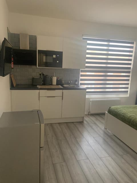 Bloomsbury House - Modern studios near Anfield, 