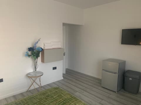 Bloomsbury House - Modern studios near Anfield, 
