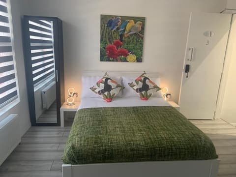 Bloomsbury House - Modern studios near Anfield, 