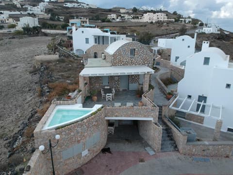 Red Cliff Santorini Villa - Volcano View & Jacuzzi, 