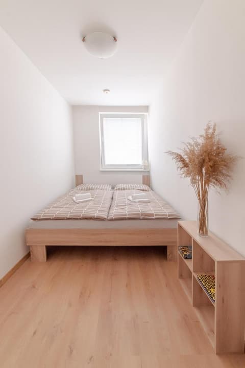 Strawberry Apartment, 