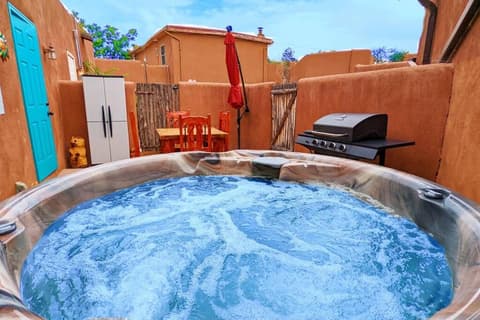 Enchanted Casita with Private Outdoor Hot Tub and Patio, Near Santa Fe Plaza, Sleeps 4 with free parking, 