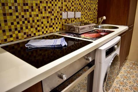 City centre Pied-à-Terre near food market and walking distance to bus terminus, 