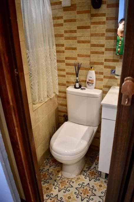 City centre Pied-à-Terre near food market and walking distance to bus terminus, 