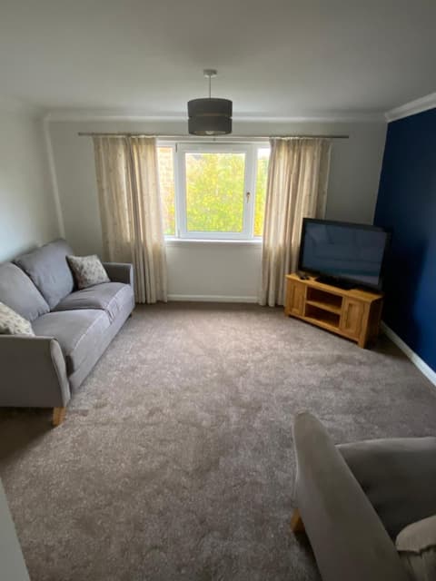 Ivy Cottage-Serviced accommodation, 