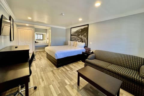 Aura Inn Monterey, 