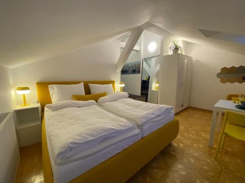 Small but Charming-Yellow Appartement, 