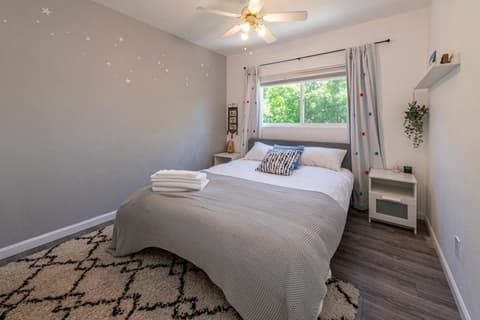 The Lake House - Modern Retreat near Denver Airport, 