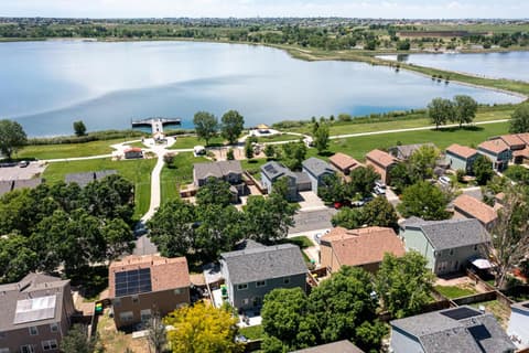 The Lake House - Modern Retreat near Denver Airport, 