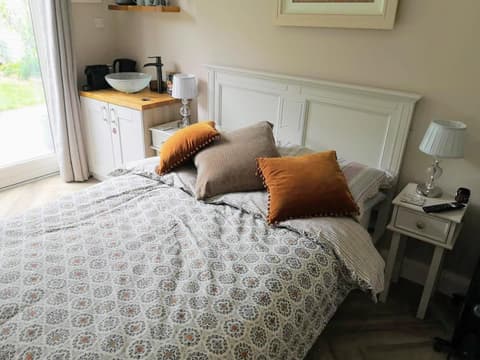 Stylish studio own entrance in Victorian House, 