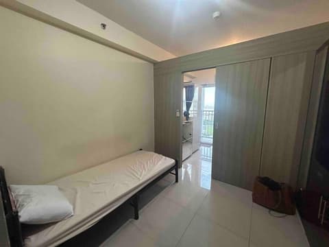 Condo with Bayview in Manila (along Roxas Boulevard), 