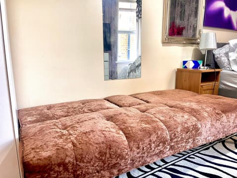 Comfy Double bedroom with a Private Toilet, 