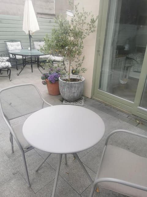 Stylish studio own entrance in Victorian House, 