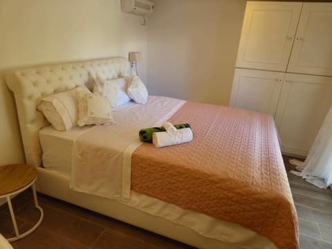 Garden Serenity House - Jacuzzi - 24hr check in - 10m from Airport - Desk, 