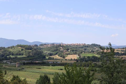 Villa Donatelli - Spacious Panoramic Villa, Perfect for Visiting Tuscany, 