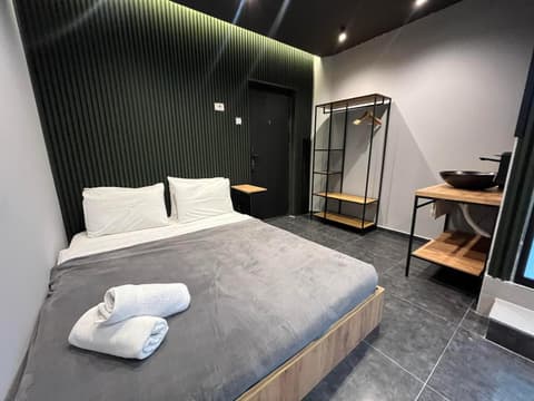 Mickitos Square Rooms and Apartments, 