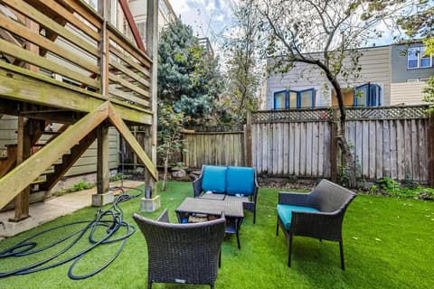 In the Heart of Haight Ashbury 5 Bedroom House, 