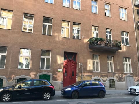 Beautiful newly refurbished studio,fully equipped apartment walking distance to the City Park where you will find the world famous Szechenyi thermal bath spa, Museums , and the Capital Circus , AC, smart TV, high speed internet, 