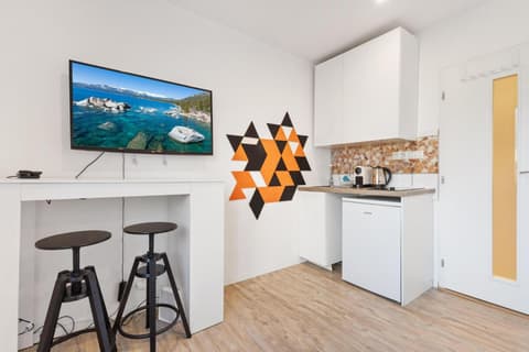 Apartment 20 minutes from City Center w Coffee, Tea, TV, and Parking, 