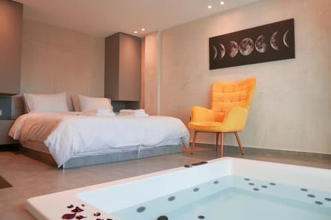 THE LOT luxury suites, 