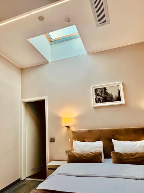 New Era Hotel Old Town Party Zone Bucharest- parking with fee nearby - NOT at the hotel !, 