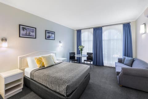 Cathedral Motor Inn, 