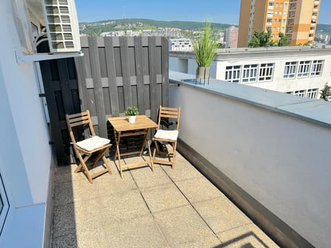 Krásny byt - garzonka v Novom meste s terasou, 