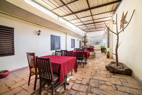 Capital O Hotel Casa Blanca, 