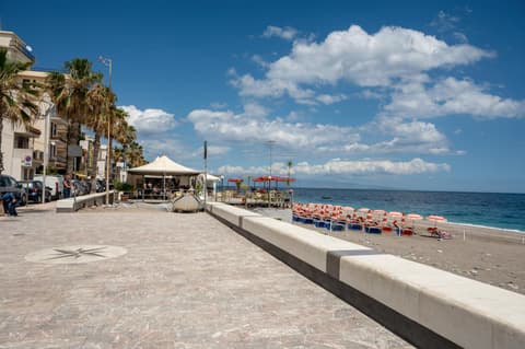 GuestHost - Cozy Flat in the Heart of Letojanni, 