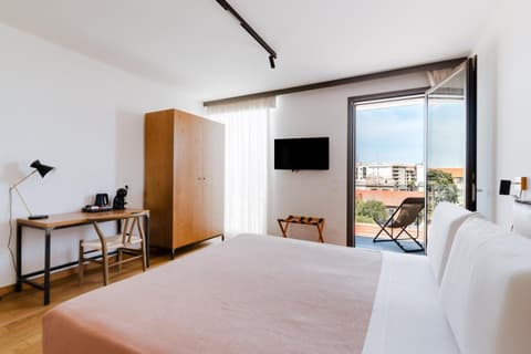 Glass House - Smart Rooms & Parking, 