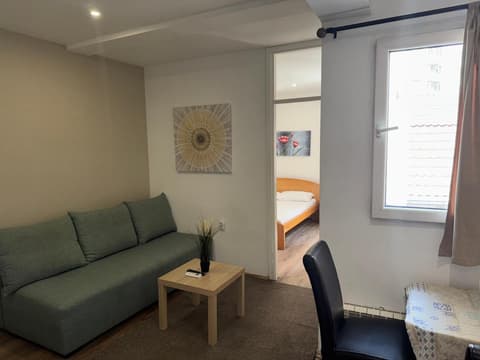 Apartments and Rooms L E F T RIVER Belgrade, 