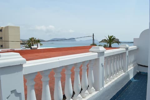 Jacaranda Apartments & Studios, 