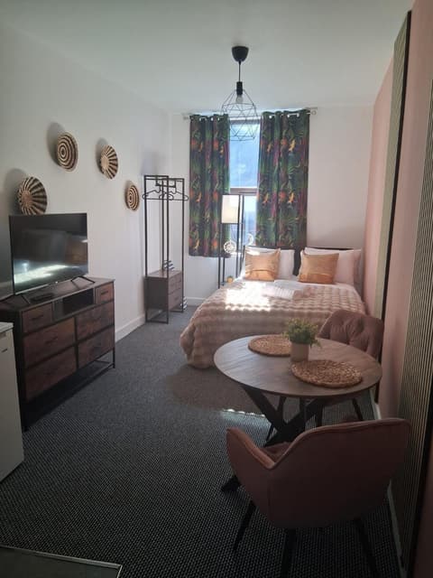 Crown House Studio Apartment, 