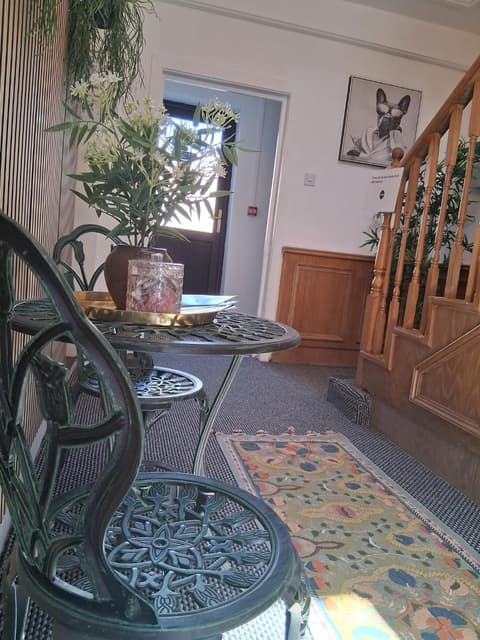 Crown House Studio Apartment, 