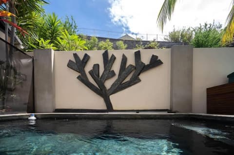 COTTAGE BAMBOU classé 3 étoiles - 4 à 6 personnes - 2 chambres - avec piscine privée et accès direct à la plage et à l'esplanade de Boucan Canot avec ses bars et restaurants, 