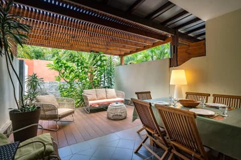 COTTAGE BAMBOU classé 3 étoiles - 4 à 6 personnes - 2 chambres - avec piscine privée et accès direct à la plage et à l'esplanade de Boucan Canot avec ses bars et restaurants, 