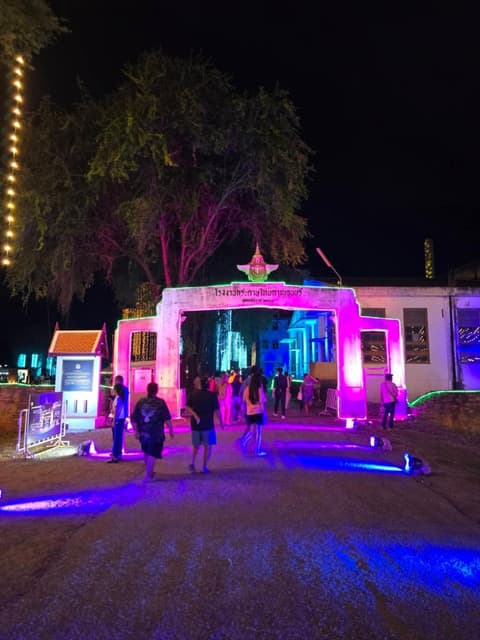 D​ Luck​ Hostel, 