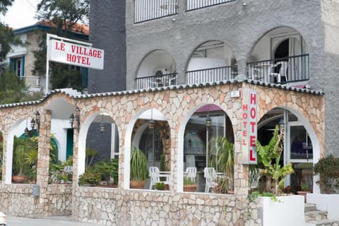 Le Village Hotel, 