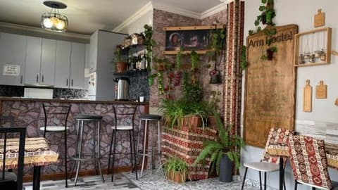 Arm Hostel, 