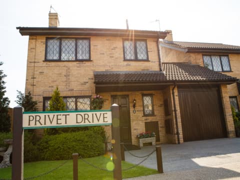 Harry Potter in a 3* Hotel: Big Magic on a Small Budget (ENHPILS2N)