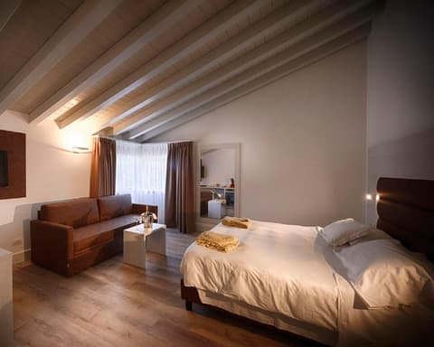 Bella Hotel & Restaurant, 