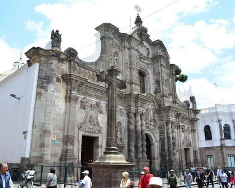 Quito, la Avenida de Los Volcanes y Baños/ 3 dias