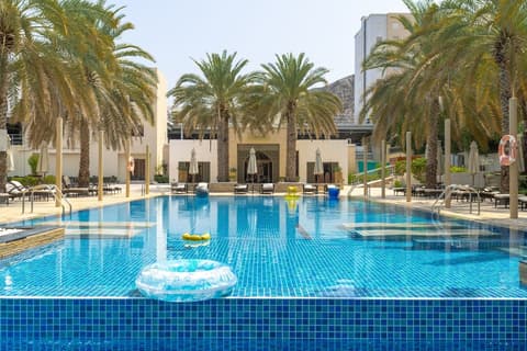 Sheraton Oman Hotel, Pool