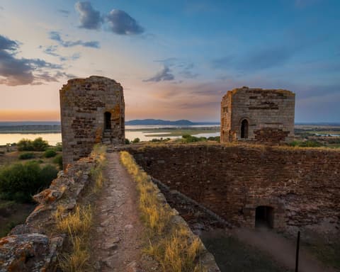 Passeio de barco, circular, temático e com guia.