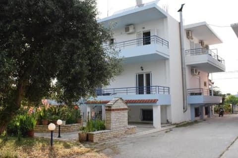 Lydia Rooms & Studios, 